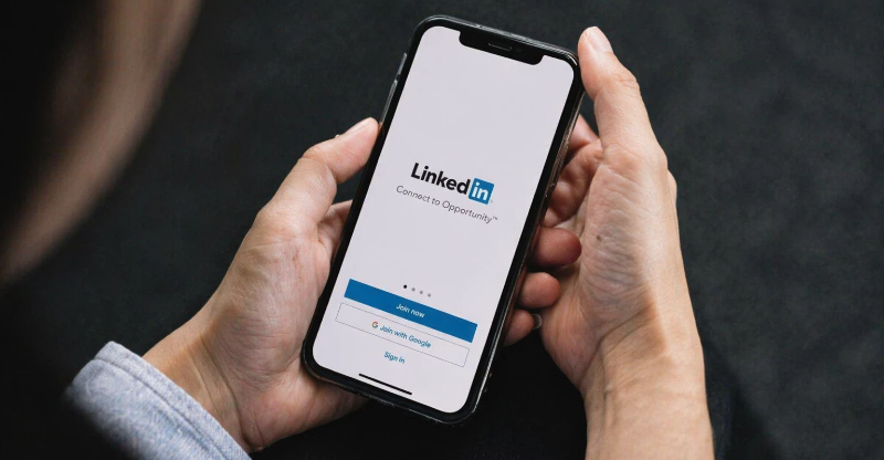 How to Make LinkedIn Images Look More Professional Use Simple Visuals That Stay Readable on Mobile